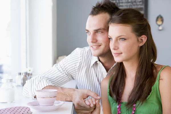 一对年轻夫妇在一家咖啡馆喝茶 — 图库照片