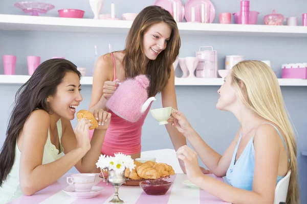 Três jovens mulheres em suas cuecas fazendo uma festa de chá — Fotografia de Stock