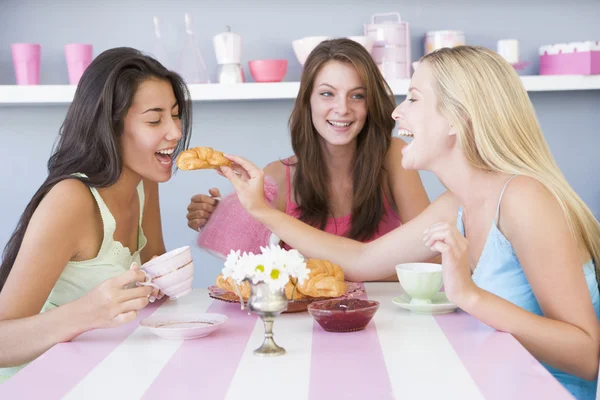 Tre Unga Kvinnor Underkläder Har Tea Party — Stockfoto