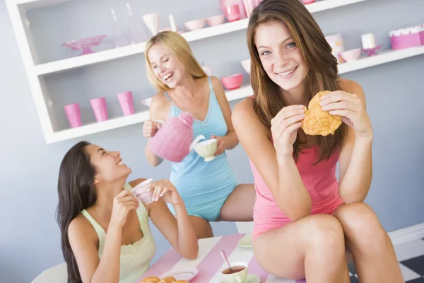 Tre unga kvinnor i underkläder har tea party — Stockfoto