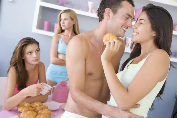 Groep vrienden genieten van sexy ontbijt — Stockfoto