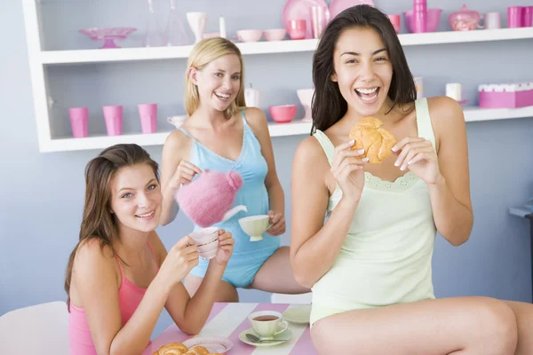 Tre unga kvinnor i underkläder har tea party — Stockfoto