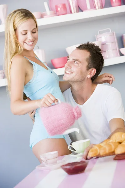 Flerte casal desfrutando de café da manhã — Fotografia de Stock