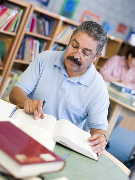 Starší Muž Student Studuje Knihovně — Stock fotografie
