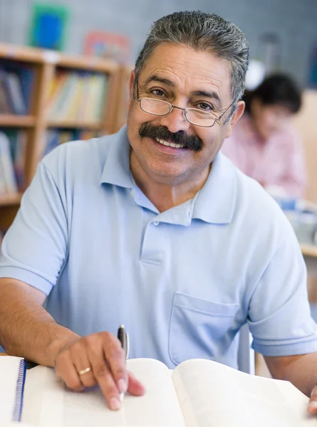 Ältere männliche Studenten studieren in der Bibliothek — Stockfoto