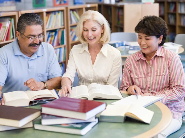 Ältere Schüler Lernen Der Bibliothek — Stockfoto