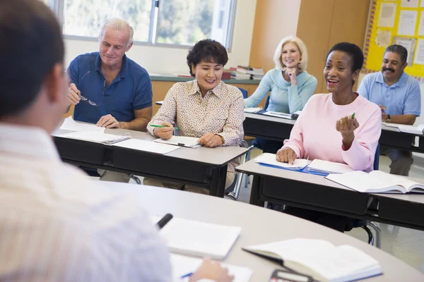 Äldre elever och deras lärare i ett klassrum — Stockfoto