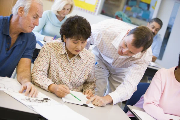 Učitel Pomáhat Starší Student Třídě — Stock fotografie