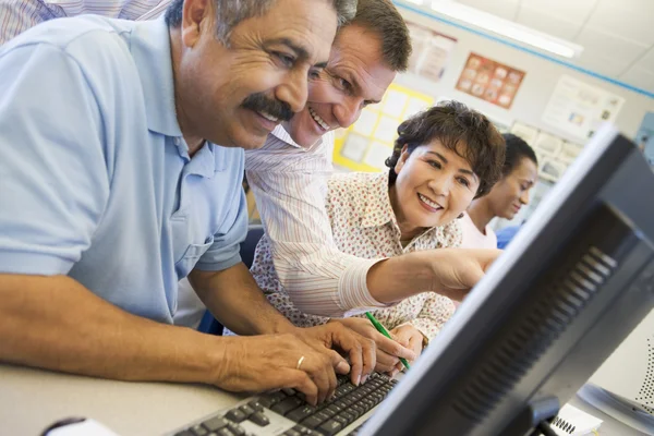 Mature students learning computer skills — Stock Photo, Image