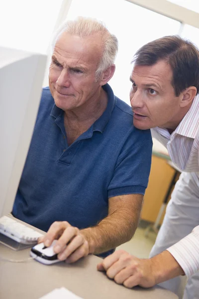 Ältere Männliche Schüler Lernen Computerkenntnisse — Stockfoto
