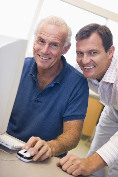 Starší muž student učí počítačové dovednosti — Stock fotografie