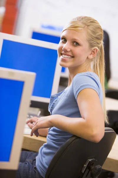 女生坐在高中类中的计算机 — 图库照片