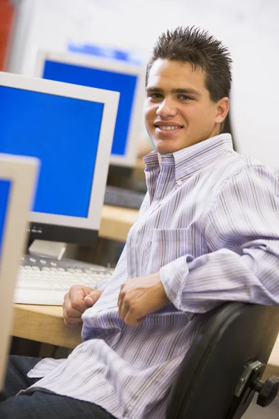 Écolier assis devant un ordinateur dans une classe de lycée — Photo