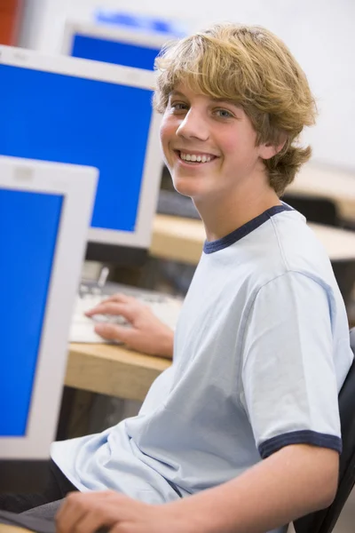 高校の授業でコンピューターの前に座っている少年 — ストック写真