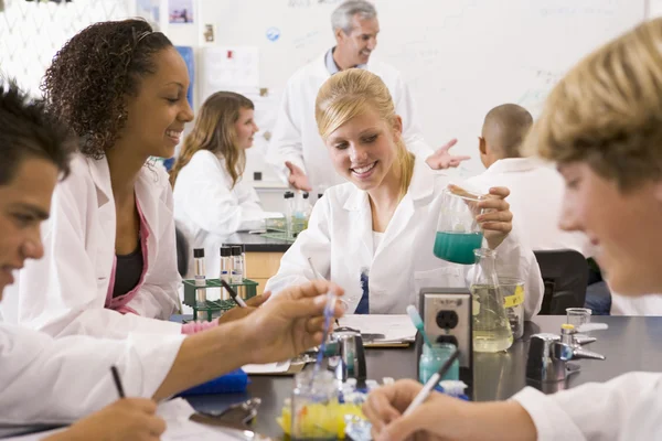 Crianças da escola e seu professor em uma aula de ciências do ensino médio — Fotografia de Stock