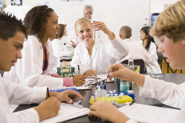 Schüler Und Ihre Lehrerin Einer Naturwissenschaftlichen Oberstufe — Stockfoto