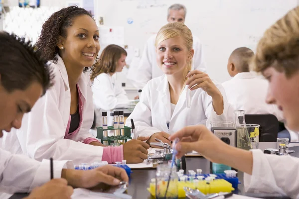 Crianças da escola e seu professor em uma aula de ciências do ensino médio — Fotografia de Stock