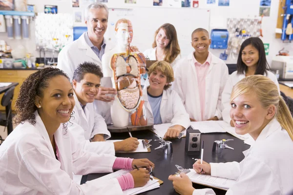 Schüler Und Ihre Lehrerin Einer Naturwissenschaftlichen Oberstufe — Stockfoto