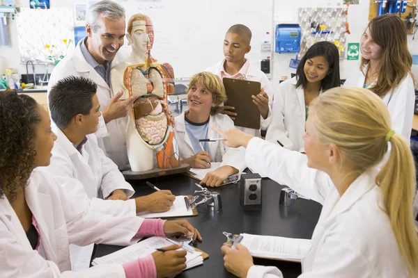 学校的儿童和他们的老师在高中科学类 — 图库照片