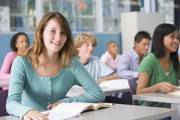 Studentessa in classe del liceo — Foto Stock