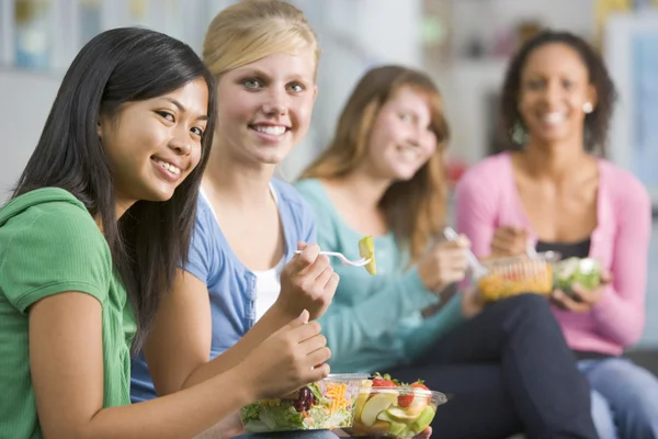 Дівчата Підлітки Насолоджуються Здоровим Обідом Разом — стокове фото