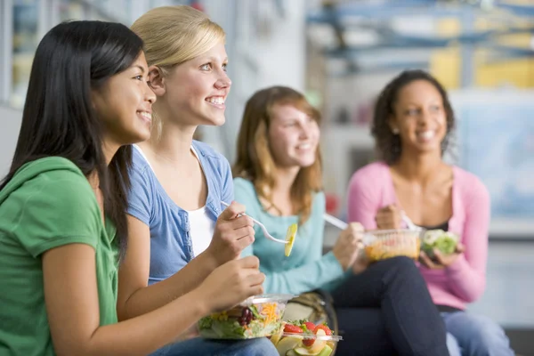 Teenage girls enjoying healthy lunches together — Stock Photo, Image