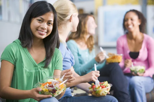 Puberťačky těší zdravé obědy společně — Stock fotografie