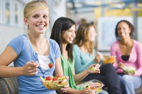 Meninas Adolescentes Desfrutando Almoços Saudáveis Juntos — Fotografia de Stock