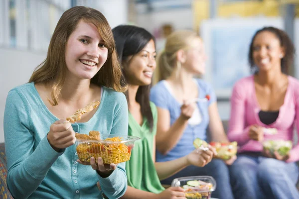 Tienermeisjes genieten van gezonde lunches samen — Stockfoto