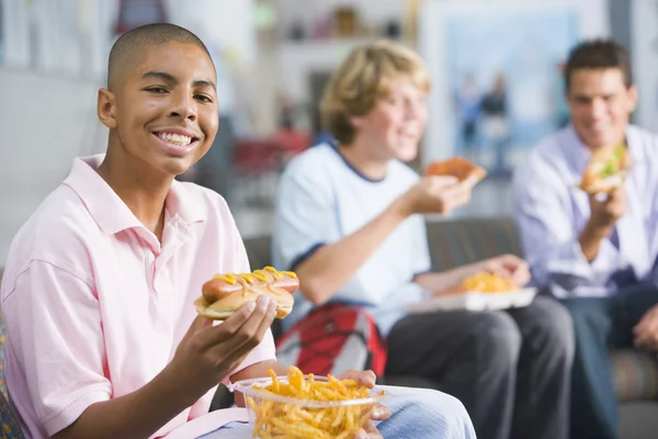 Les garçons adolescents profitent de repas de restauration rapide ensemble — Photo