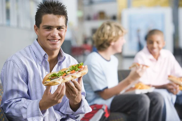 十几岁的男孩一起享受快餐午餐 — 图库照片
