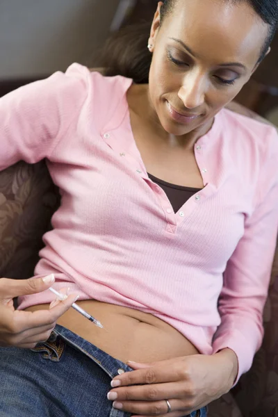 Perempuan menyuntikkan obat-obatan untuk mempersiapkan pengobatan IVF — Stok Foto