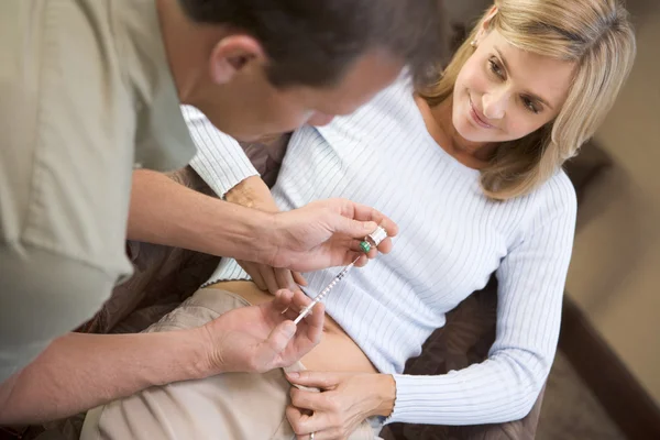 Mann hilft Frau, Medikamente zu injizieren, um sich auf IVF-Behandlung vorzubereiten — Stockfoto