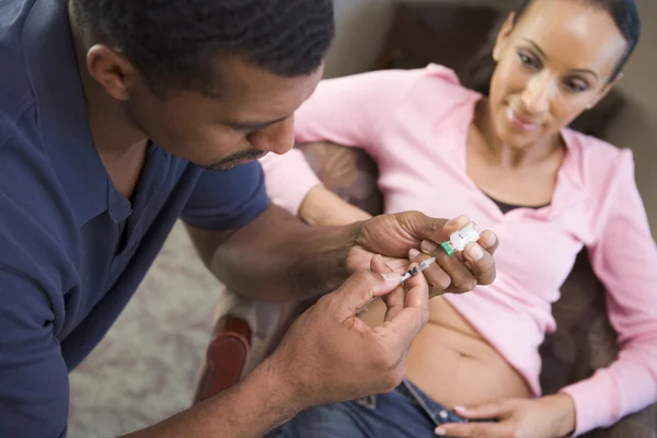 Man hjälpa kvinnan injicera droger för att uppnå graviditet — Stockfoto