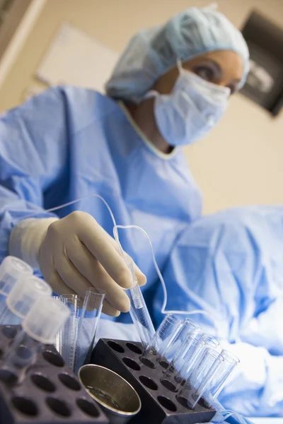 Медсестра Помогает Процедурой Извлечения Яйцеклеток Операционной — стоковое фото