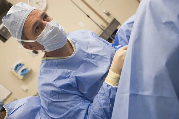 Médico Realizando Procedimiento Recuperación Óvulos Quirófano — Foto de Stock