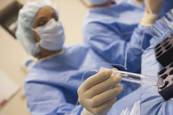 Медсестра Помогает Процедурой Извлечения Яйцеклеток Операционной — стоковое фото