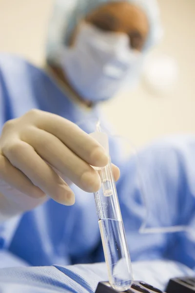 Verpleegkundige bijstaan met ei ophalen procedure — Stockfoto