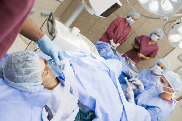 Paciente sometida a procedimiento de extracción de óvulos — Foto de Stock