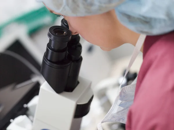 Embryologe, der zytoplasmatische Spermieninjektionen durchführt — Stockfoto