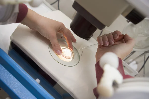 Embryologue Ajoutant Sperme Ovule Laboratoire — Photo