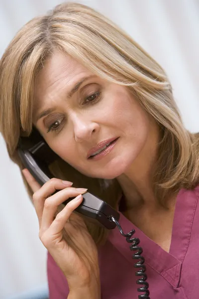 Consultor Telefonando Para Cliente Cirurgia Com Más Notícias — Fotografia de Stock
