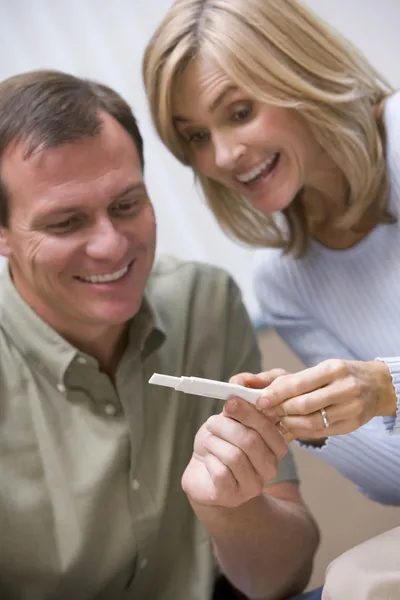 Pár Při Pohledu Pozitivního Těhotenského Testu — Stock fotografie