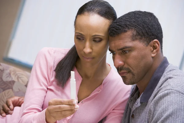 Paar schaut sich Schwangerschaftstest zu Hause an — Stockfoto