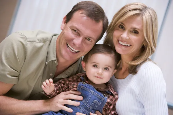 家庭での若い息子と父と母 — ストック写真