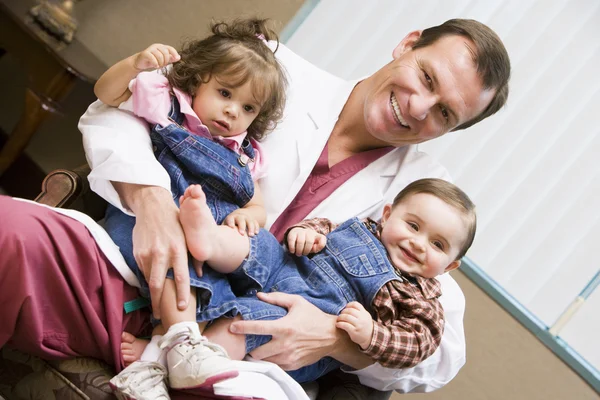 Consulente che detiene figli in fecondazione in vitro — Foto Stock