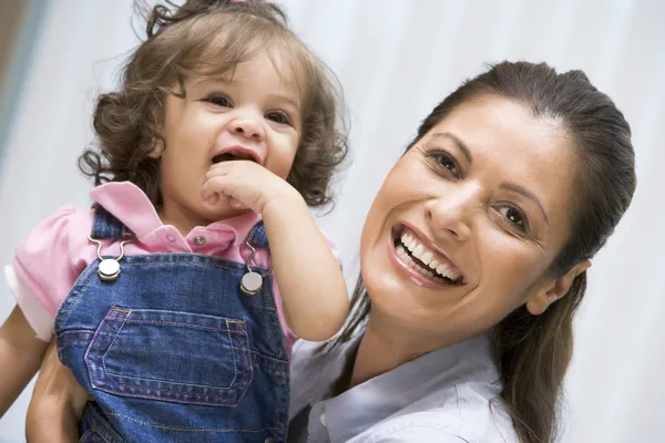 Mãe Segurando Jovem Concebida Pelo Tratamento Fertilização Vitro — Fotografia de Stock