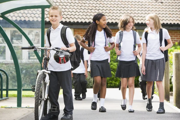 Crianças da escola júnior deixando a escola — Fotografia de Stock
