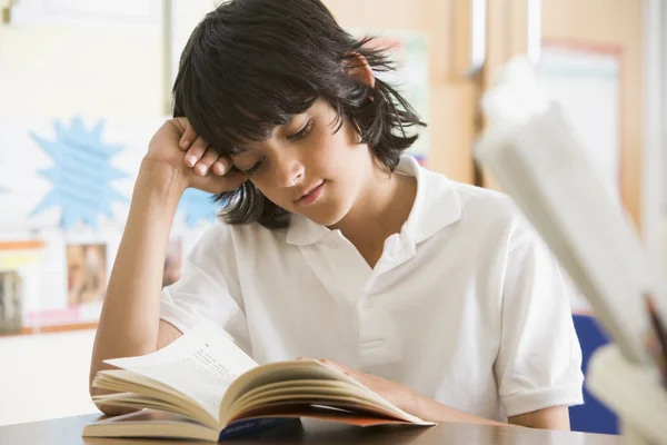 Uczeń, czytanie książki w klasie — Zdjęcie stockowe