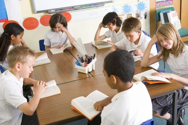 Dzieci w wieku szkolnym czytanie książek w klasie — Zdjęcie stockowe